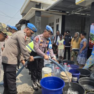 Sambut HUT ke-24 Propam Polri, Bidpropam Polda Jateng Salurkan 51 Ribu Liter Air Bersih di Demak