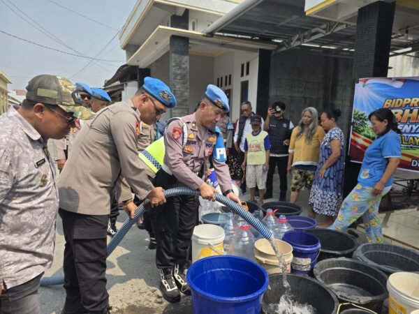 Sambut HUT ke-24 Propam Polri, Bidpropam Polda Jateng Salurkan 51 Ribu Liter Air Bersih di Demak
