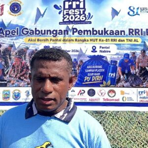 Sambut HUT ke-81 TNI AL, Lanal Nabire dan RRI Gelar Bersih Pantai hingga Pasar Murah