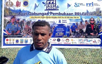 Sambut HUT ke-81 TNI AL, Lanal Nabire dan RRI Gelar Bersih Pantai hingga Pasar Murah