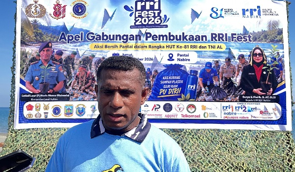 Sambut HUT ke-81 TNI AL, Lanal Nabire dan RRI Gelar Bersih Pantai hingga Pasar Murah