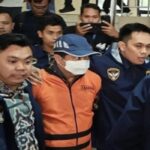 Sekda Lampung Tengah Welly Adiwantra Keluar Ruang Penyidik Kenakan Rompi Tahanan
