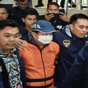 Sekda Lampung Tengah Welly Adiwantra Keluar Ruang Penyidik Kenakan Rompi Tahanan