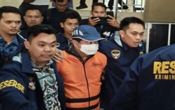 Sekda Lampung Tengah Welly Adiwantra Keluar Ruang Penyidik Kenakan Rompi Tahanan