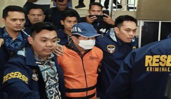 Sekda Lampung Tengah Welly Adiwantra Keluar Ruang Penyidik Kenakan Rompi Tahanan