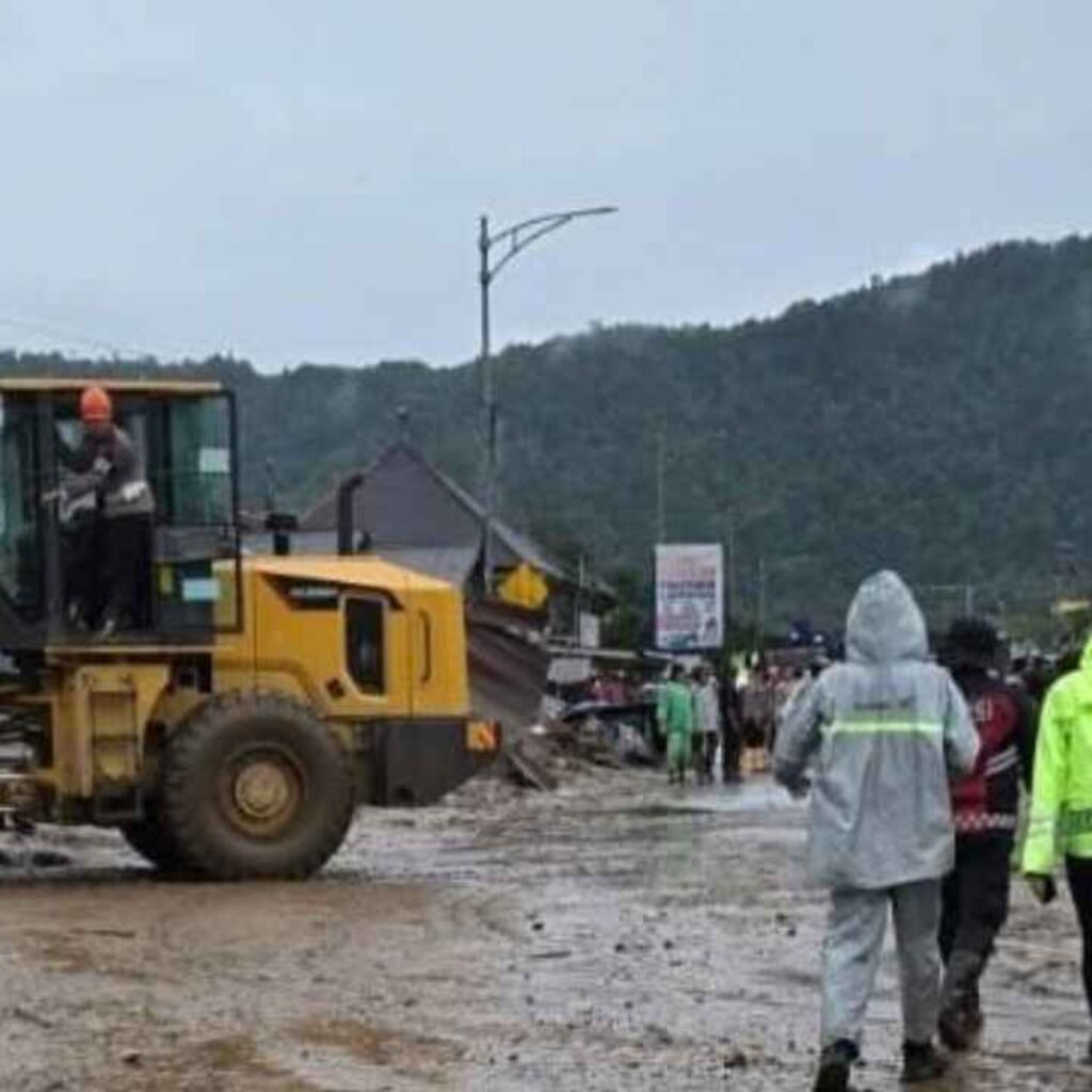 Kementerian PU Kerahkan Alat Berat Tangani Banjir Bandang di Solok, Akses Jalan Nasional Mulai Pulih