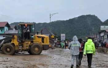 Alat berat Kementerian PU membersihkan material banjir bandang dan longsor di Jalan Nasional Lubuk Selasih–Solok, Kabupaten Solok.