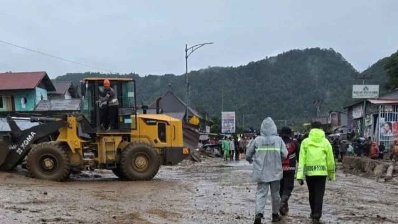 Alat berat Kementerian PU membersihkan material banjir bandang dan longsor di Jalan Nasional Lubuk Selasih–Solok, Kabupaten Solok.