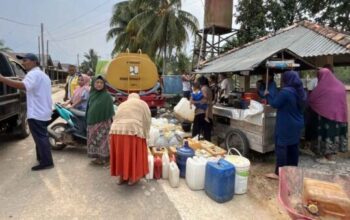 Mobil tangki Kementerian PU mendistribusikan air bersih kepada warga terdampak kekeringan di Bangka Belitung.
