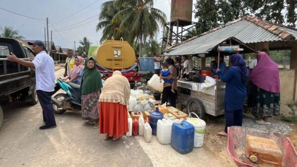 Mobil tangki Kementerian PU mendistribusikan air bersih kepada warga terdampak kekeringan di Bangka Belitung.