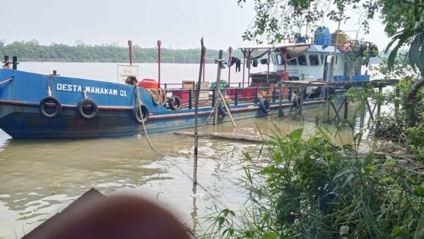 Kapal Desta Mahakam 01 bersandar di perairan Gurimbang, Kecamatan Sambaliung, Kabupaten Berau.