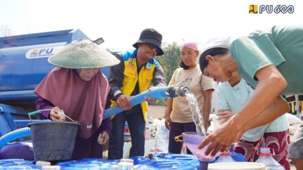 Distribusi air bersih Kementerian PU untuk masyarakat terdampak kekeringan.