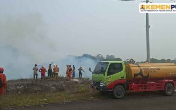 Petugas bersama Kementerian PU menyalurkan air untuk pemadaman kebakaran hutan dan lahan di Kalimantan saat musim El Nino 2026.