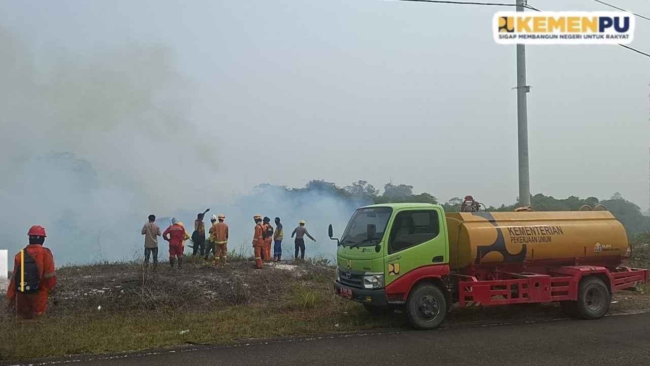 Petugas bersama Kementerian PU menyalurkan air untuk pemadaman kebakaran hutan dan lahan di Kalimantan saat musim El Nino 2026.