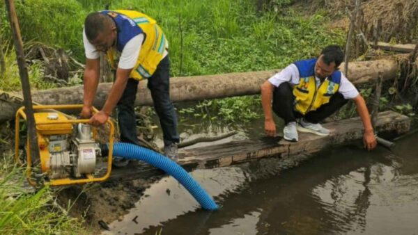 Petugas BWS Sumatera VI Jambi mengoperasikan pompa air untuk mengalirkan air ke persawahan terdampak kekeringan di Muaro Jambi.