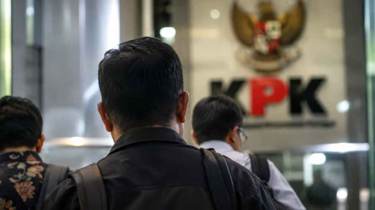 KPK memeriksa 11 saksi dalam kasus dugaan suap Bupati Muara Enim.