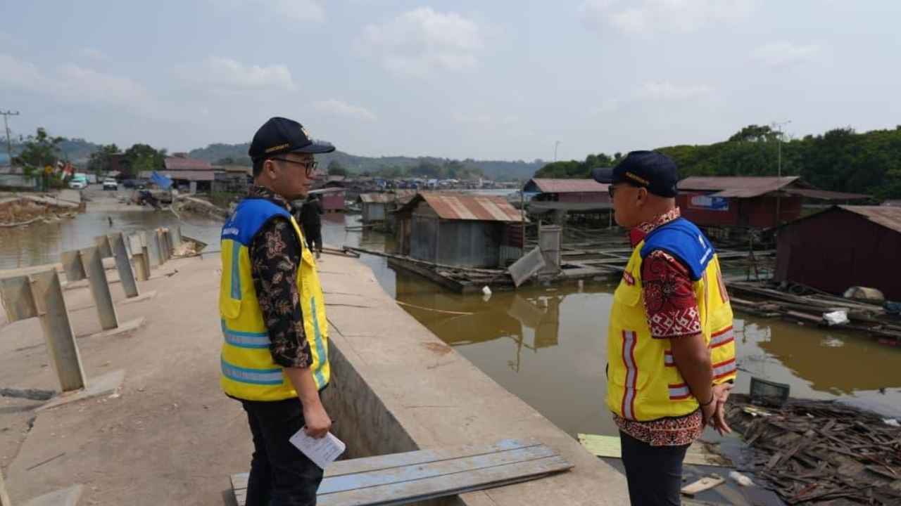 Penanganan longsor di Jalan Poros Tenggarong-Samarinda oleh Kementerian PU.