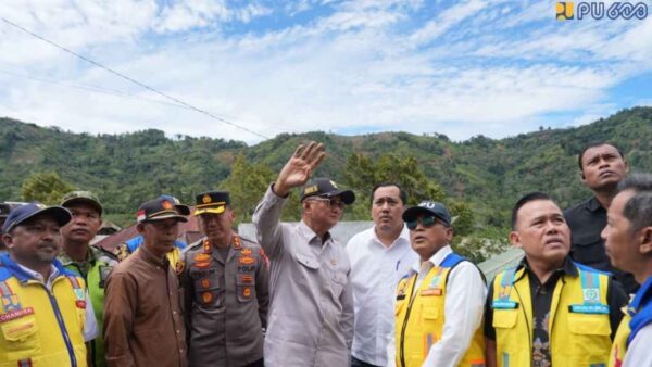 Menteri PU Dody Hanggodo meninjau lokasi longsor di Aceh Tengah,