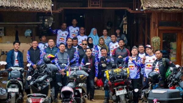 Rombongan Manja Rider Community menyeberang Sungai Cisadane menggunakan rakit bambu tradisional saat touring Sukabumi.
