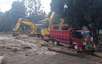 Alat berat Kementerian PU membersihkan lumpur banjir bandang di kawasan Arosuka, Kabupaten Solok, Sumatera Barat.