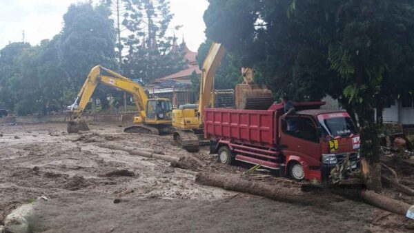 Alat berat Kementerian PU membersihkan lumpur banjir bandang di kawasan Arosuka, Kabupaten Solok, Sumatera Barat.