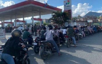 Personel Polres Aceh Tengah mengatur antrean kendaraan di SPBU saat pengawasan distribusi BBM.