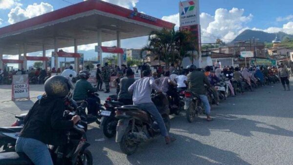 Personel Polres Aceh Tengah mengatur antrean kendaraan di SPBU saat pengawasan distribusi BBM.