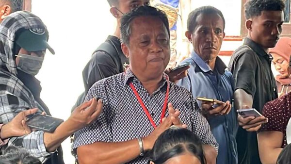 Ruben Tandi menyampaikan pernyataan kepada keluarga korban usai sidang vonis 10 tahun ABH di Pengadilan Negeri Nabire.