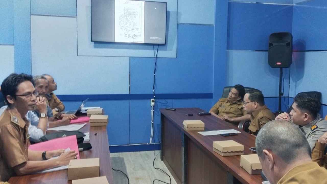Rapat membahas klaim lahan Kelompok Tani Air Lintang dan PT BGG di Lahat.