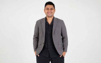 Ilustrasi konsultan public relations berdiskusi mengenai strategi komunikasi, reputasi perusahaan, dan analisis data.