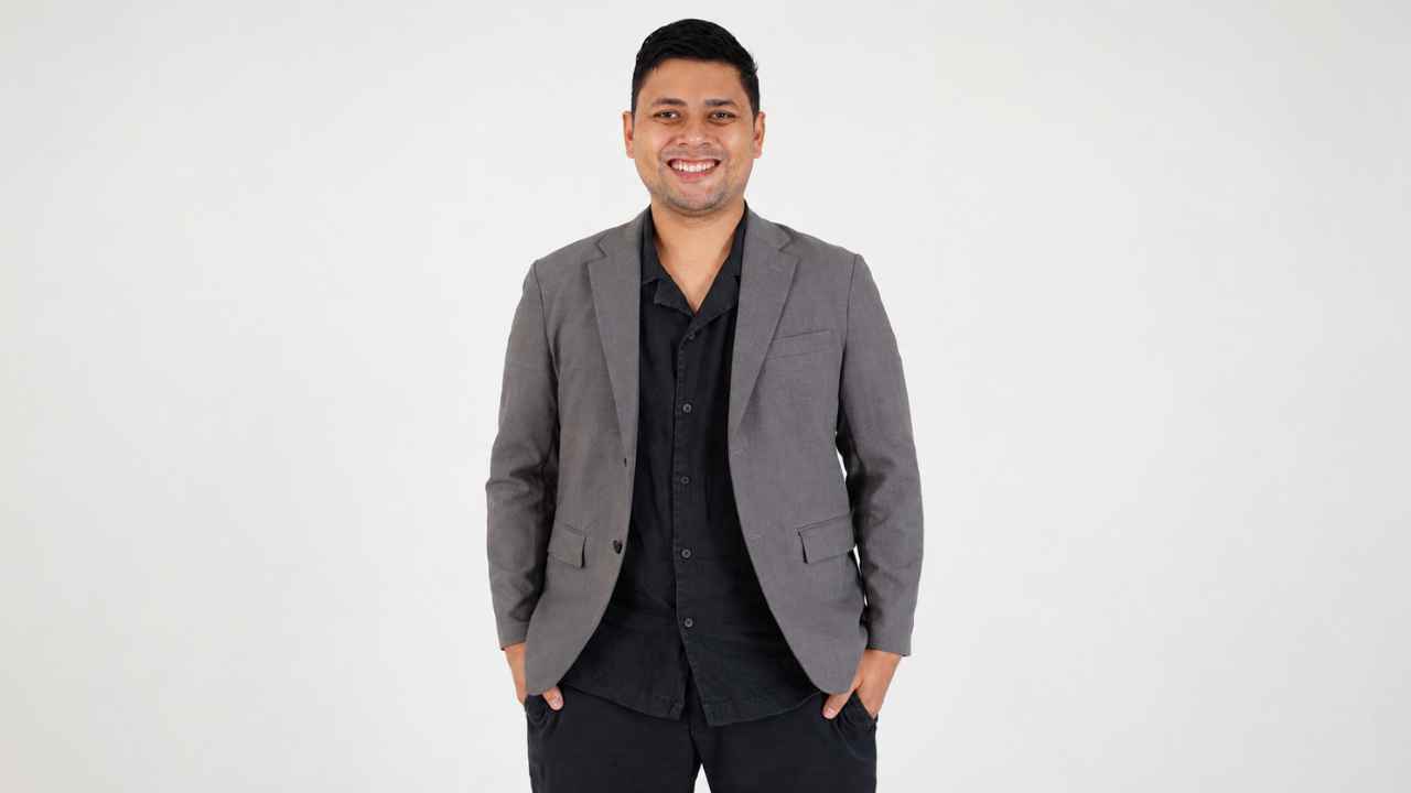 Ilustrasi konsultan public relations berdiskusi mengenai strategi komunikasi, reputasi perusahaan, dan analisis data.
