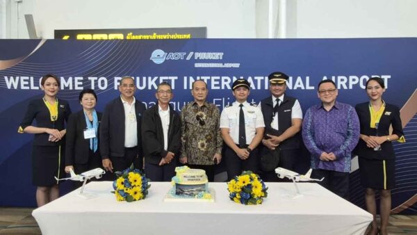 Pesawat Transnusa melayani penerbangan langsung Bali Phuket.
