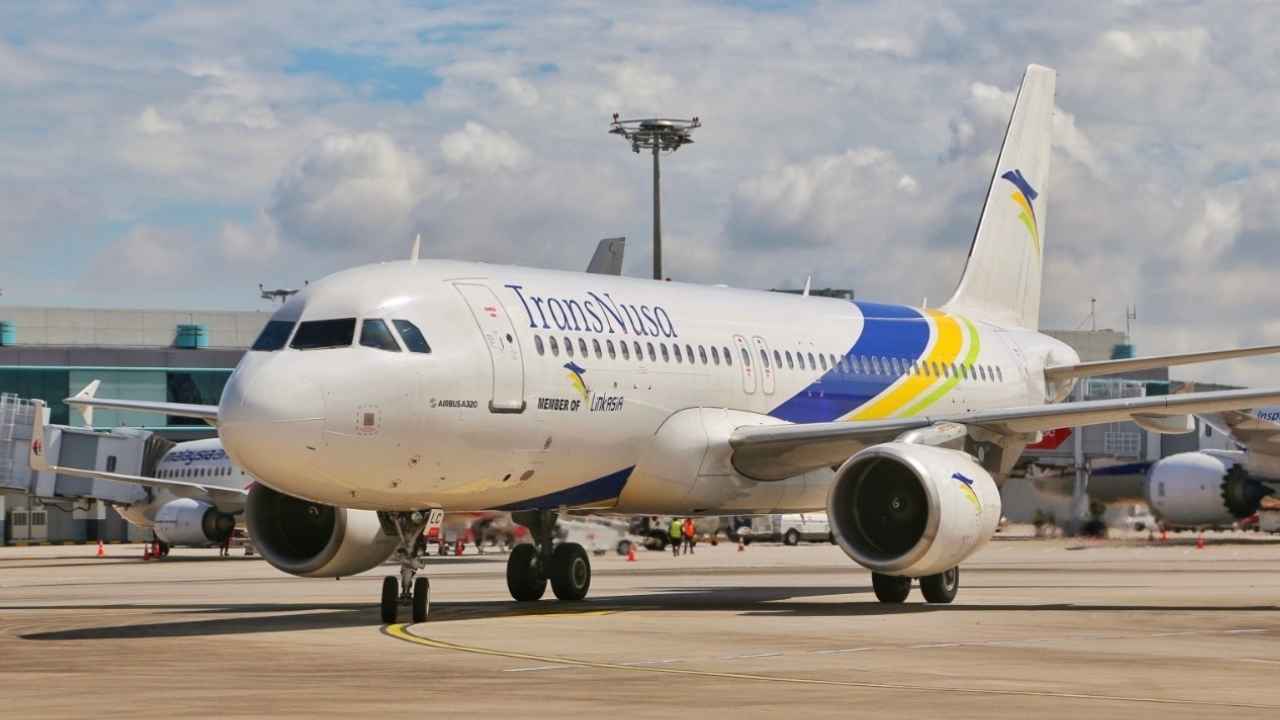 Pesawat TransNusa Airlines di apron bandara saat operasional penerbangan disesuaikan akibat erupsi Gunung Anak Krakatau.