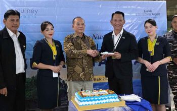 Pesawat TransNusa melayani rute Denpasar Bali Surabaya.