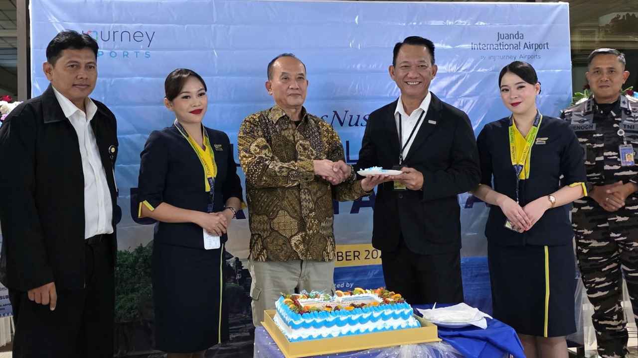 Pesawat TransNusa melayani rute Denpasar Bali Surabaya.