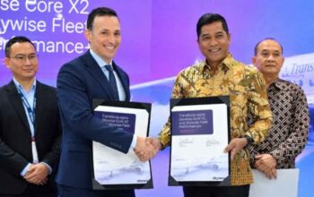 CEO TransNusa dan perwakilan Airbus berjabat tangan usai penandatanganan kerja sama implementasi Skywise Core X2 dan Fleet Performance+.