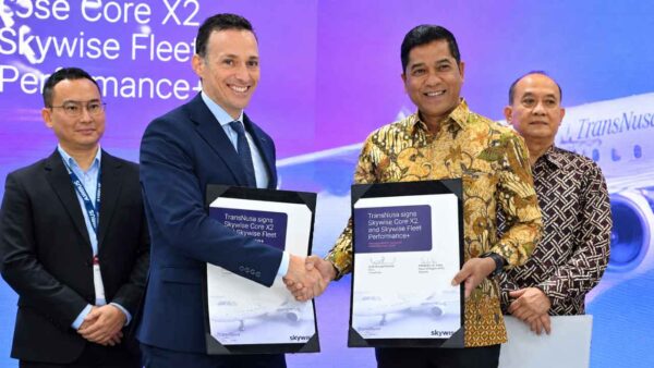 CEO TransNusa dan perwakilan Airbus berjabat tangan usai penandatanganan kerja sama implementasi Skywise Core X2 dan Fleet Performance+.