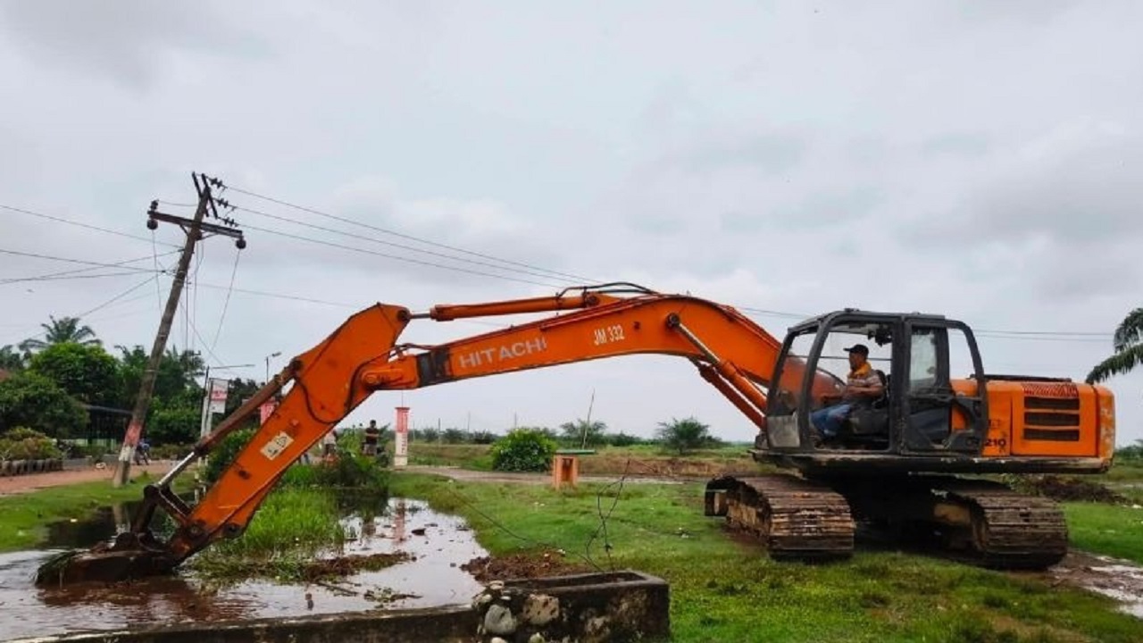 Cegah Banjir di Labuhanbatu, PTPN IV Kerahkan Ekskavator Normalisasi Saluran Air
