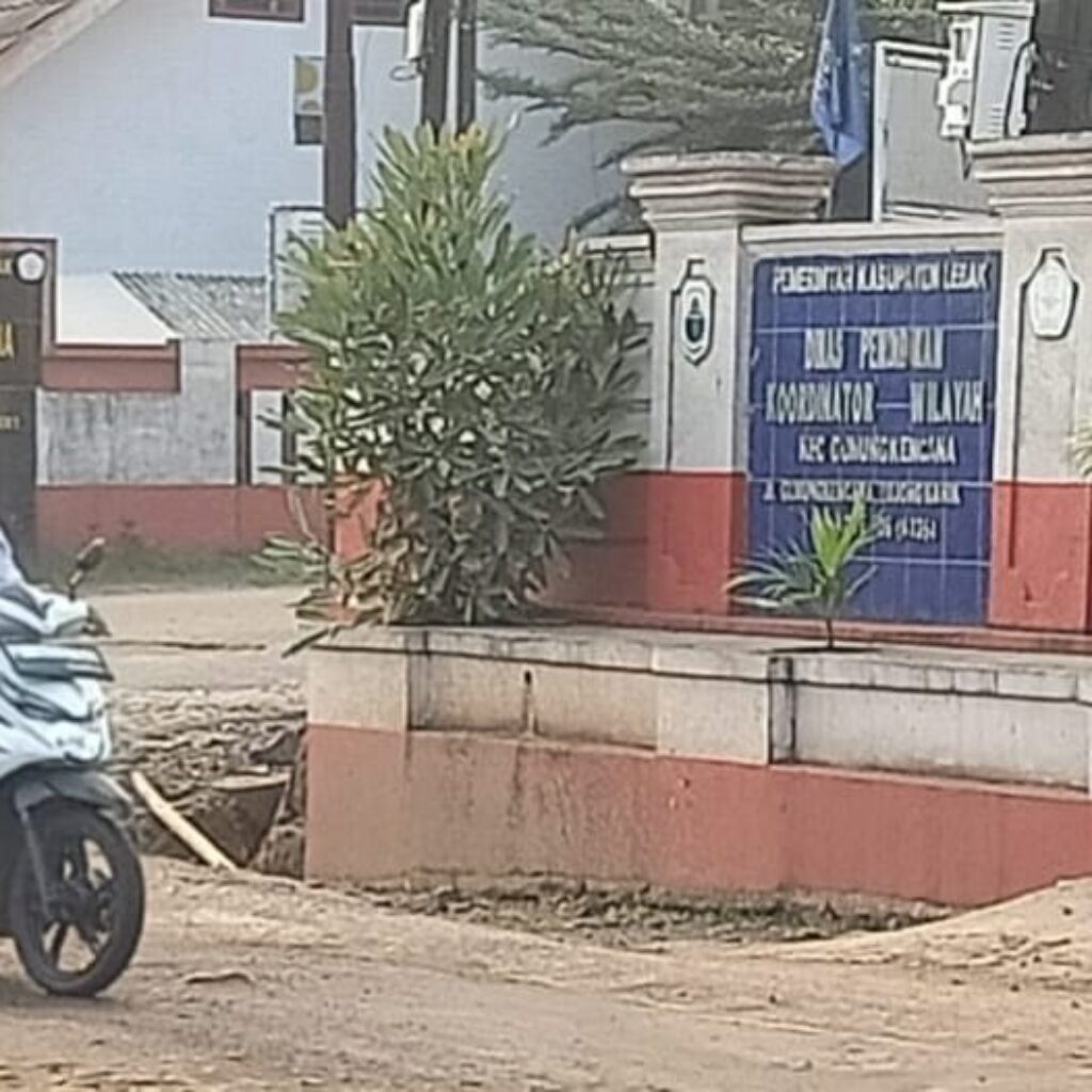 Jalan Gunungkencana-Cirinten di Lebak Rusak Parah, Warga Minta Segera Diperbaiki