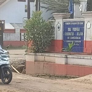 Jalan Gunungkencana-Cirinten di Lebak Rusak Parah, Warga Minta Segera Diperbaiki