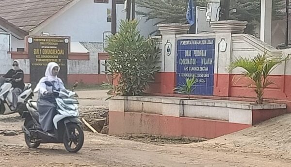 Jalan Gunungkencana-Cirinten di Lebak Rusak Parah, Warga Minta Segera Diperbaiki