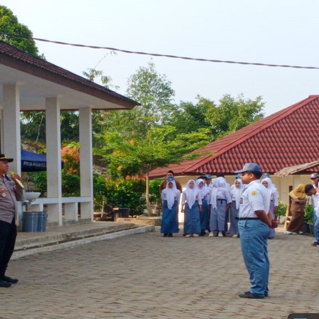 Kapolsek Cirinten Sosialisasikan Disiplin, Bahaya Narkoba, dan Antiperundungan di SMAN 1 Cirinten