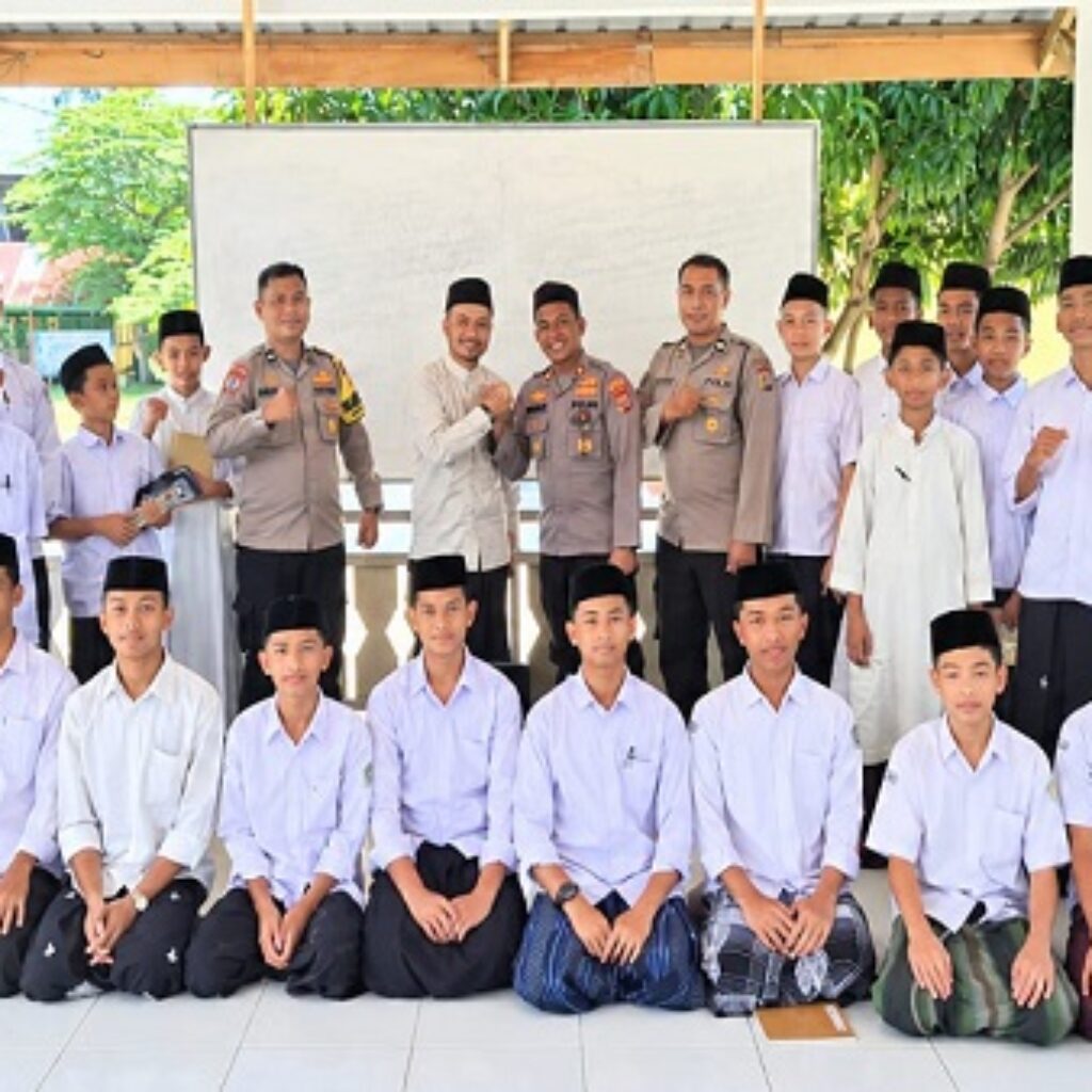 Kapolsek Kuta Baro Ajak Santri Jaga Akhlak dan Hindari Ujaran Kebencian