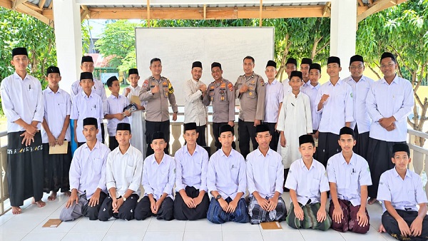 Kapolsek Kuta Baro Ajak Santri Jaga Akhlak dan Hindari Ujaran Kebencian