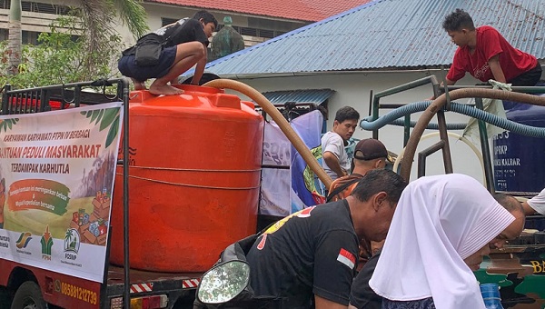 Karhutla Kalimantan, PTPN IV PalmCo Salurkan 11,2 Juta Liter Air Bersih dan 1 Juta Masker