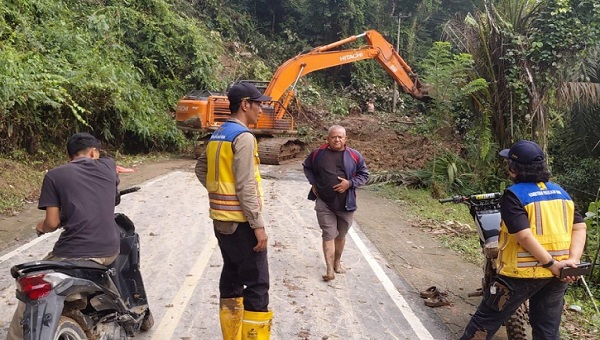 Kementerian PU Kerahkan Alat Berat, 4 dari 8 Titik Longsor Ruas Tapan–Jambi Selesai Ditangani