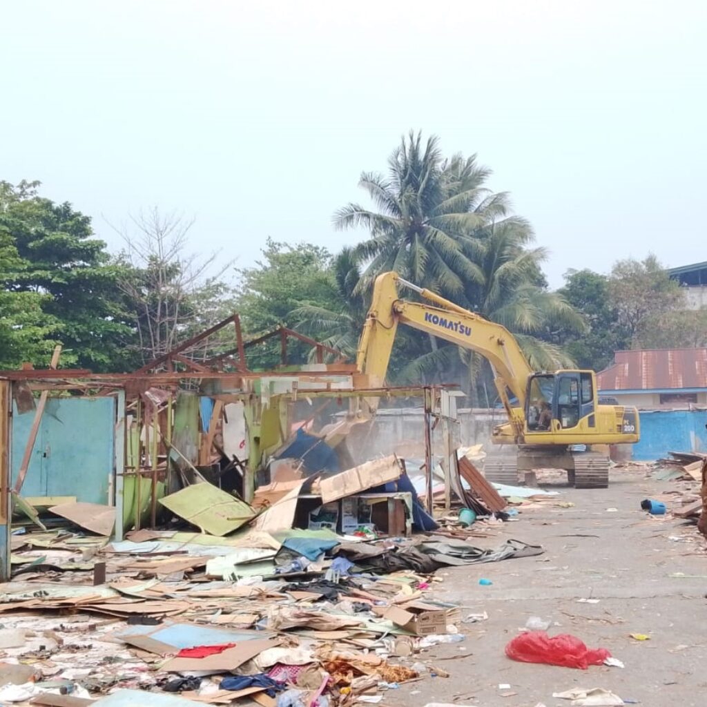 Pemkab Nabire Bongkar Puluhan Lapak dan Kios di Kawasan Taman Gizi