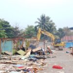 Pemkab Nabire Bongkar Puluhan Lapak dan Kios di Kawasan Taman Gizi