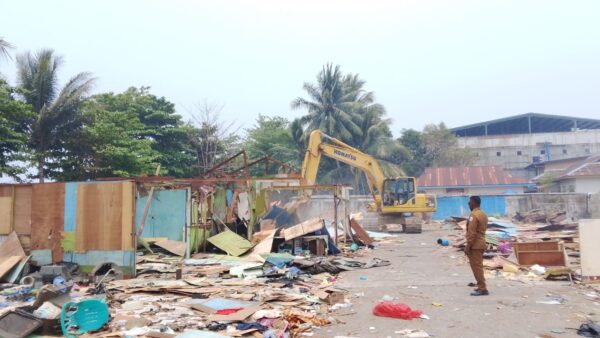 Pemkab Nabire Bongkar Puluhan Lapak dan Kios di Kawasan Taman Gizi