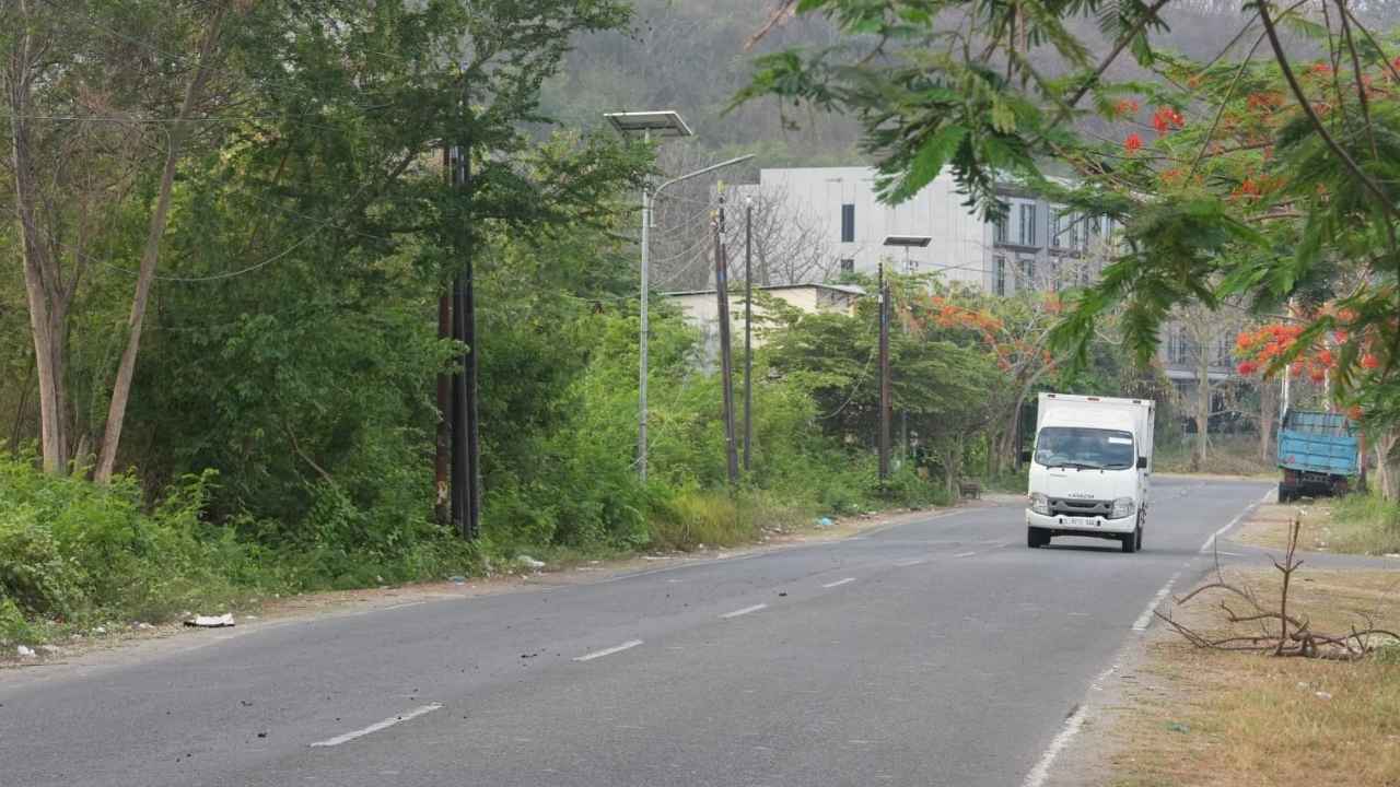 Menteri PU Dody Hanggodo meninjau pembangunan Jalan Lintas Utara Flores yang menghubungkan Labuan Bajo dan Maumere.